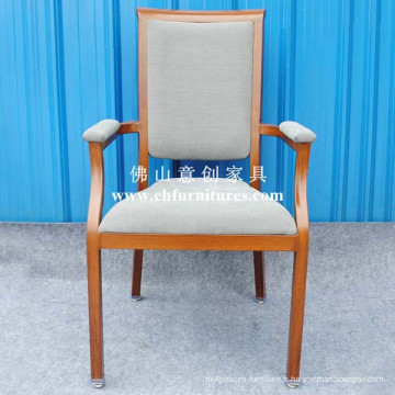 Chaise en bois imité avec accoudoirs épais confortables (YC-E65-04)